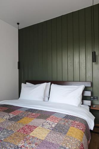 une chambre avec un lit avec une couette dessus dans l'établissement Debri family, à Krivopolʼye