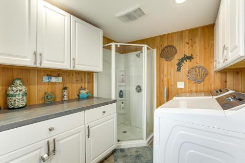 eine Küche mit weißen Schränken und einer Dusche in der Unterkunft Walk to Public Beach Bayfront Jersey Home with View in Fortescue