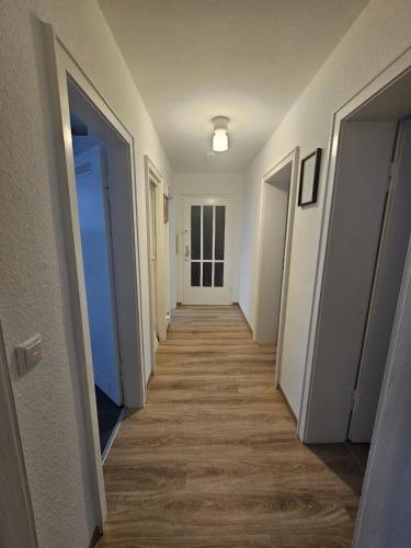 a hallway with two doors and a long hallway sidx sidx sidx at Moderne Wohnung gegenüber Bahnhof in Kassel
