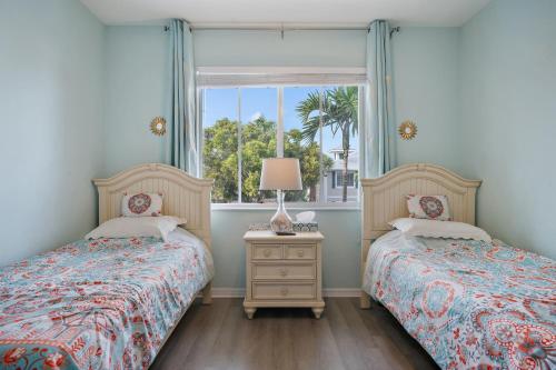 Ένα ή περισσότερα κρεβάτια σε δωμάτιο στο Lovely 2-Bedroom plus Den Condo in Greenlinks Resort