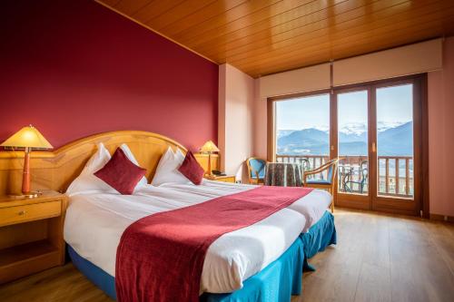een hotelkamer met een bed en een groot raam bij Cerdanya Viva Ecoestades in Prullans