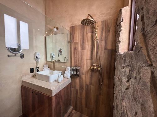 Ένα μπάνιο στο Sasha: Tu refugio fascinante en Val'Quirico.