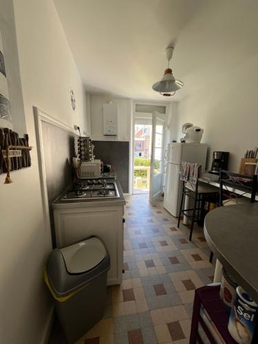 cocina con fogones y cocina con mesa en Villa les Flots, en Ault