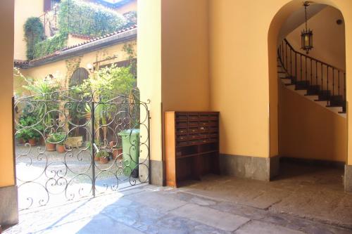 Attic Domotic Speed Summer Vibe - Heart of Brera, 10 Mins Straight Walk to Duomo and Easy Malpensa Access - taxi no need B&B