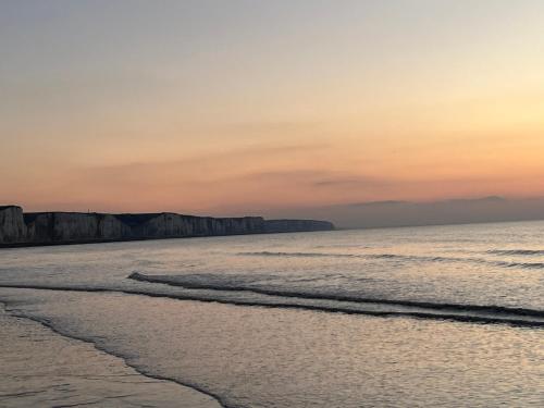- Vistas a la playa al atardecer en Villa les Flots, en Ault