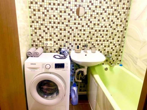 Un baño con lavadora y lavabo. en Транзит Сервис 3 Аэропорт- Кишинёв, en Chişinău