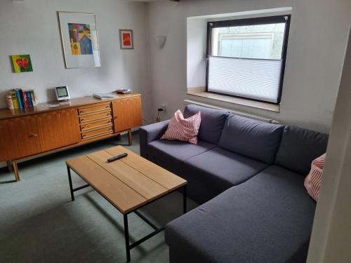 een woonkamer met een bank en een tafel bij Ferienhaus Welling in Welling