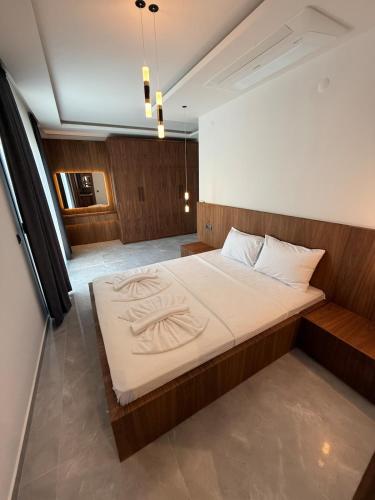 Postel nebo postele na pokoji v ubytování SÜPER Vip Havuzlu Müstakil odalar banyolu