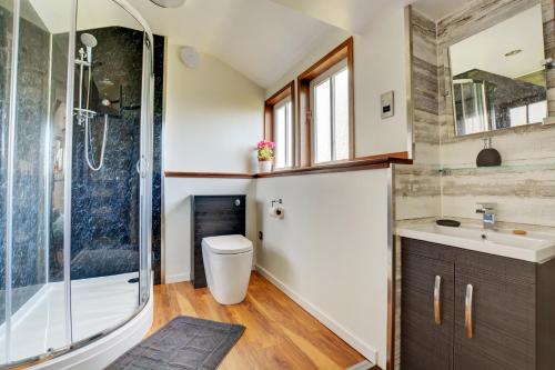 Melton ConstableにあるThe Signal Boxのシャワー、トイレ、洗面台を備えたバスルーム