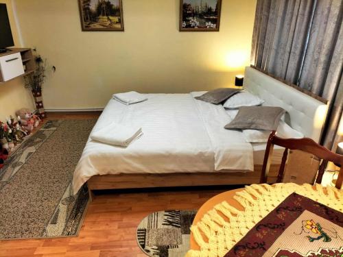 Een bed of bedden in een kamer bij Casa Tudor-Nicolae