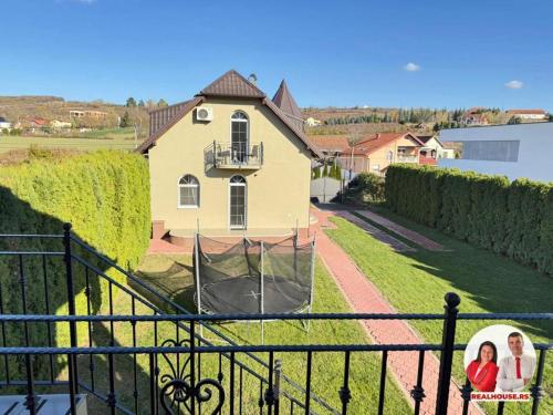 Το κτήριο όπου στεγάζεται  το διαμέρισμα