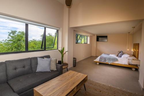 Postel nebo postele na pokoji v ubytování Villa Buddha Belly OceanMountain top views