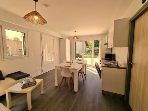 Η κουζίνα ή μικρή κουζίνα στο Le Combo Calme confort et flexibilité près des thermes