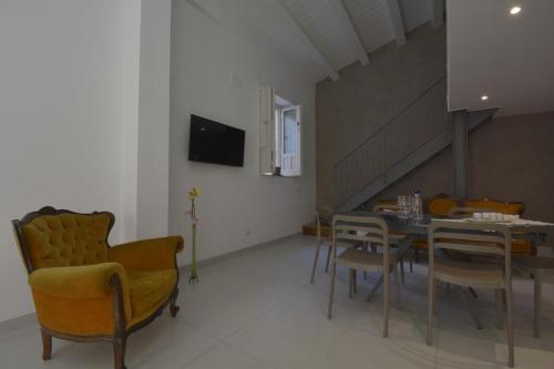 a dining room with a table and chairs at A 2 passi dal centro in Palazzolo Acreide