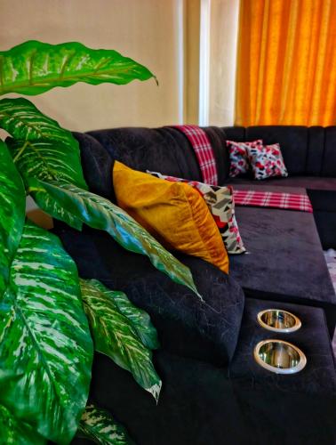 Un sofá con un montón de almohadas. en Lin PrimeStay Suites Kisumu, en Kisumu