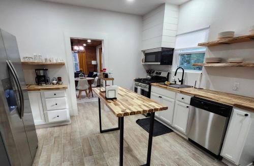 Kuchyň nebo kuchyňský kout v ubytování Carmie's 1920 bungalow on Main St