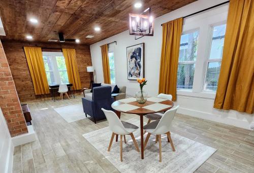 Posezení v ubytování Carmie's 1920 bungalow on Main St