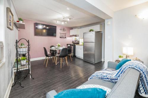 Kuchyň nebo kuchyňský kout v ubytování Stylish Ottawa Getaway for 5