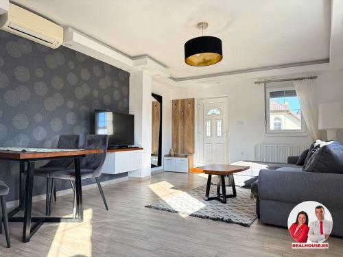 维尔蒂尼克Aria lux apartmani的客厅里有一张沙发和一张桌子。