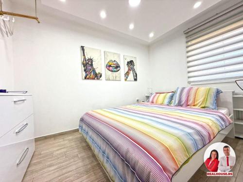 维尔蒂尼克Aria lux apartmani的卧室里有一张床，墙上挂着一些画