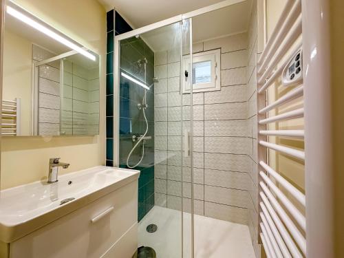 ein Badezimmer mit Waschbecken und Dusche in der Unterkunft L'aube Climatisation Parking 2 chambres in Grenoble
