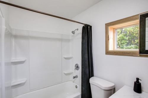 Ένα μπάνιο στο Hike, Fish and Explore Cozy Home in Otis Orchards!