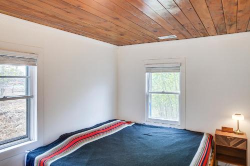 Ένα ή περισσότερα κρεβάτια σε δωμάτιο στο Hike, Fish and Explore Cozy Home in Otis Orchards!