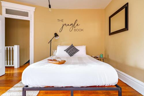 Ένα ή περισσότερα κρεβάτια σε δωμάτιο στο Jungle House Luxury Stays - Columbus Downtown Short North
