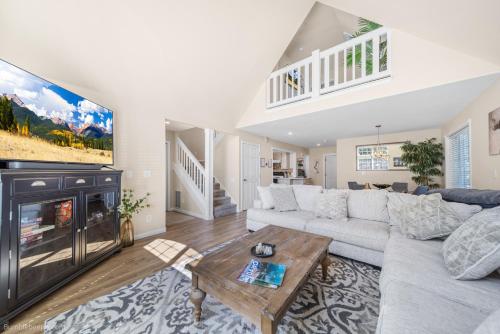 Posezení v ubytování CDA Getaway! King Beds, Gear Storage, RV & Trailer Parking, 1 Mile to the Lake!