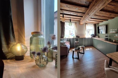 a living room with a vase on a table and a living room at Ferienwohnung Häusle im Badegässla mit Sauna in Bad Staffelstein
