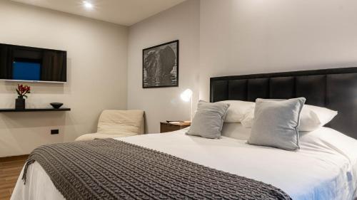 En eller flere senge i et værelse på Elephant Suite