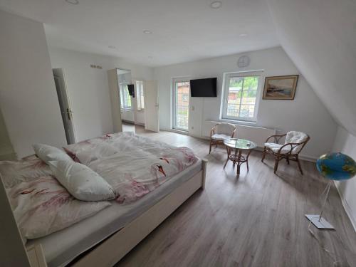 una camera da letto con un letto, un tavolo e delle sedie di Luxus Ferienwohnung a Kurort Jonsdorf