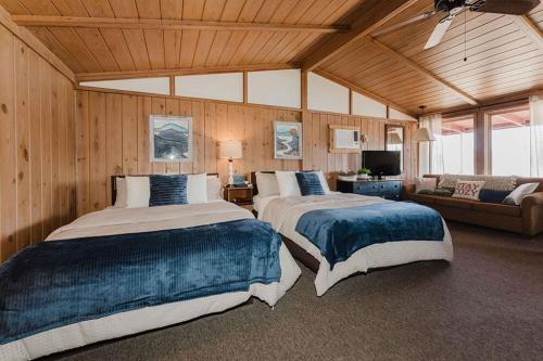 a bedroom with two beds and a couch at Happy Hollow Resort in Blue Eye