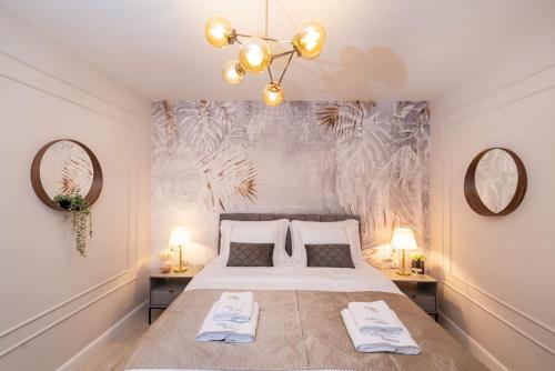 - une chambre avec un grand lit et deux miroirs dans l'établissement House Luxury Villa with pool, à Zaton