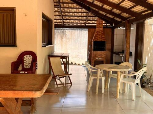 ein Esszimmer mit Tisch und Stühlen und eine Küche in der Unterkunft Rancho paraíso - Refúgio tranquilo, vista incrível in Lajeado