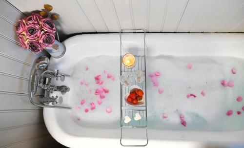 Et badeværelse på Barn Conversion Hot tub