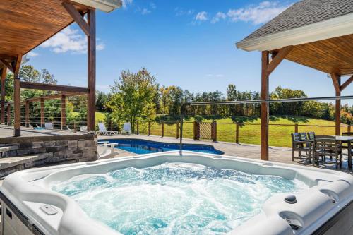 a jacuzzi tub in the backyard of a house at Calaboose Retreat in Campton