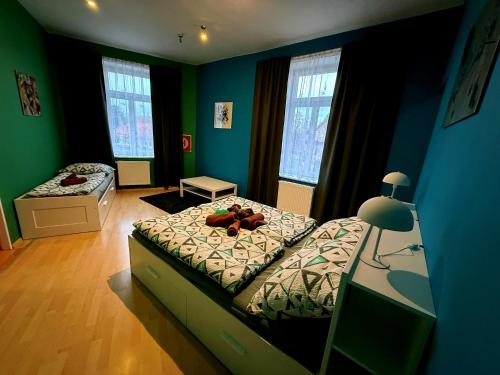 Un dormitorio con una cama con un osito de peluche encima. en Apartmán u Kostnice, en Kutná Hora