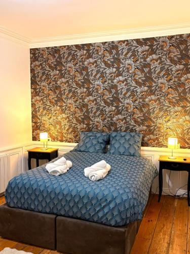 a bedroom with a bed with two towels on it at L'Idéal - charme de l'ancien et modernité - Hyper Centre in Vannes