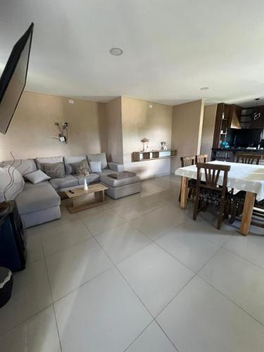 ein Wohnzimmer mit Sofa und Tisch in der Unterkunft El descanso in Villa del Dique