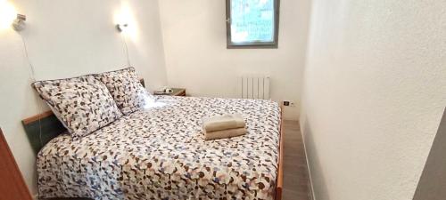 Dormitorio pequeño con cama con almohada en À deux pas du courant, en Mimizan-Plage