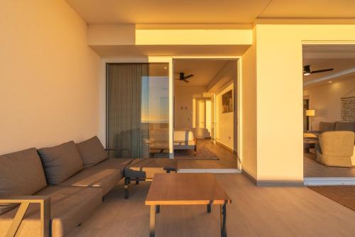 Χώρος καθιστικού στο Encantame Towers First Floor Steps from Pool