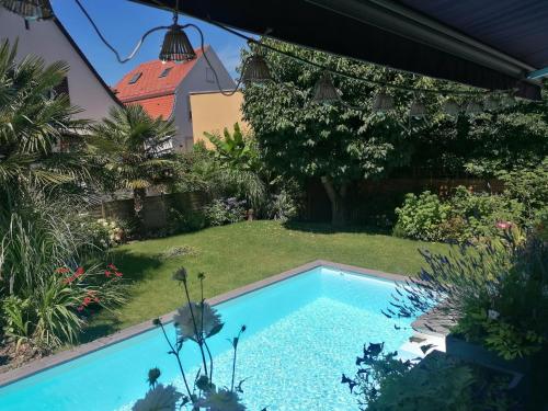 a swimming pool in the backyard of a house at Hébergement 4 personnes proche centre ville Strasbourg in Strasbourg