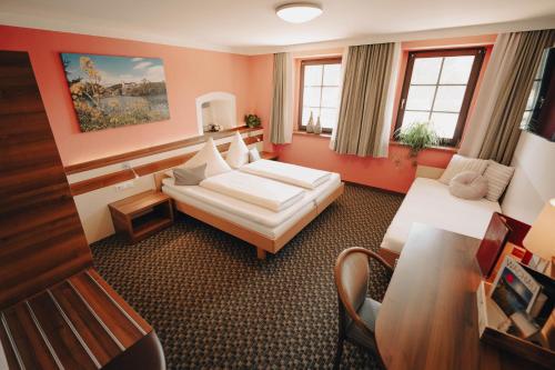 Ένα ή περισσότερα κρεβάτια σε δωμάτιο στο Wirtshaus Gruber Weitenegg