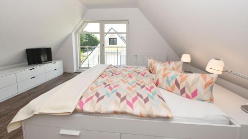 Tempat tidur dalam kamar di Exklusive Reetdach-Villa Ostseefrische