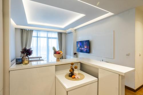Una cocina con gabinetes blancos y una encimera blanca. en Bw Zuma Apartments, en Belgrado