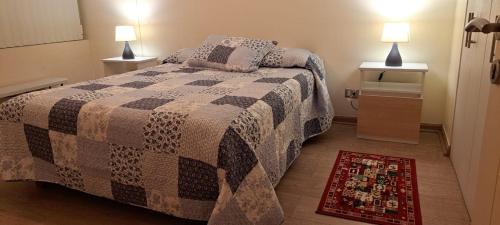 Ένα ή περισσότερα κρεβάτια σε δωμάτιο στο Hermoso departamento a pasos de la plaza de Chillan