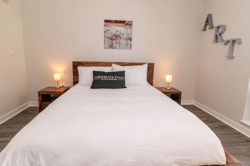 Llit o llits en una habitació de Corporate Stays Killick 2 Bedroom