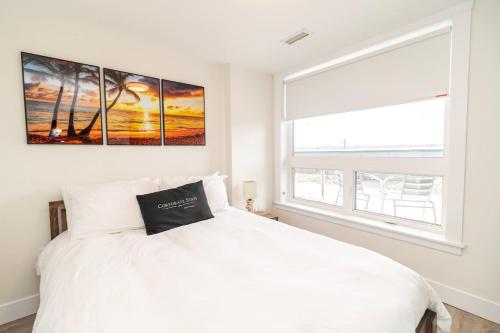 een slaapkamer met een wit bed en een raam bij Corporate Stays Junction 1 Bedroom in Halifax