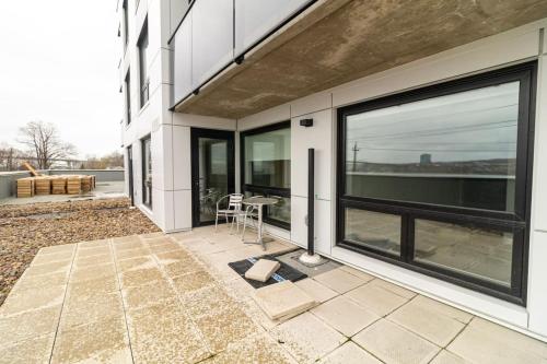 een terras met een tafel en ramen op een gebouw bij Corporate Stays Junction 1 Bedroom in Halifax
